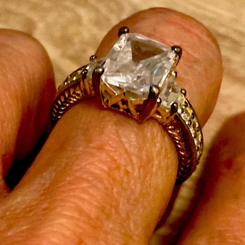 Size 8 Crystal or cubic zirconia 925 silver ring